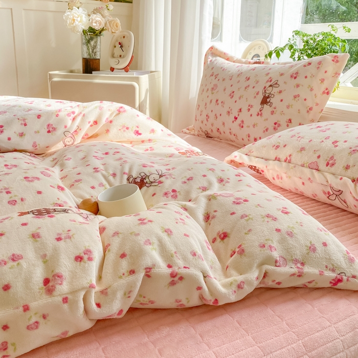 91家纺网 家纺一手货源 找家纺 梦可莱家居 2025冬新款牛奶绒加厚保暖花边床盖四件套系列简单款 粉色兔