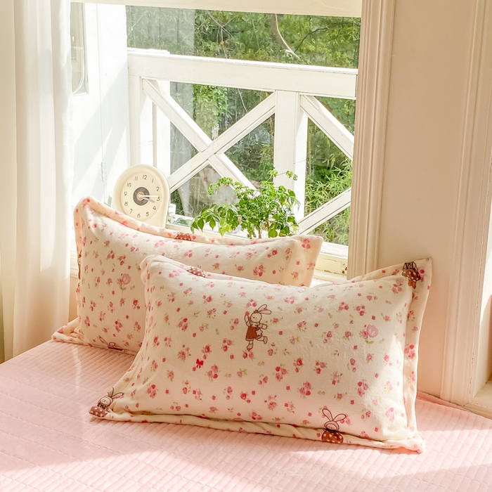 91家纺网 家纺一手货源 找家纺 梦可莱家居 2025冬新款牛奶绒加厚保暖花边床盖四件套系列简单款 粉色兔