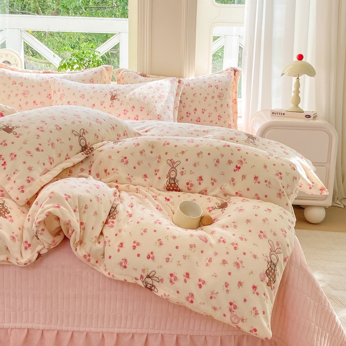 91家纺网 家纺一手货源 找家纺 梦可莱家居 2025冬新款牛奶绒加厚保暖花边床盖四件套系列简单款 粉色兔