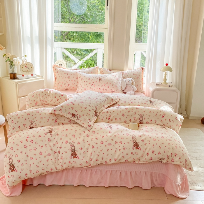 91家纺网 家纺一手货源 找家纺 梦可莱家居 2025冬新款牛奶绒加厚保暖花边床盖四件套系列简单款 粉色兔