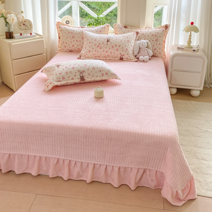 91家纺网 家纺一手货源 找家纺 梦可莱家居 2025冬新款牛奶绒加厚保暖花边床盖四件套系列简单款 粉色兔