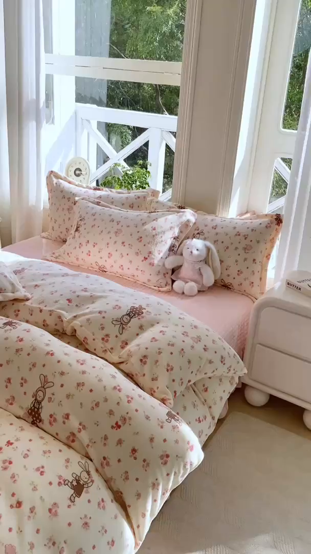 91家纺网 家纺一手货源 找家纺 梦可莱家居 2025冬新款牛奶绒加厚保暖花边床盖四件套系列简单款 粉色兔