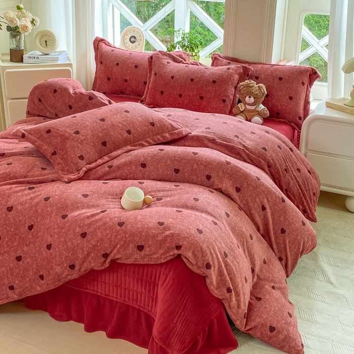 91家纺网 家纺一手货源 找家纺 梦可莱家居 2025冬新款牛奶绒加厚保暖花边床盖四件套系列简单款 红心AA