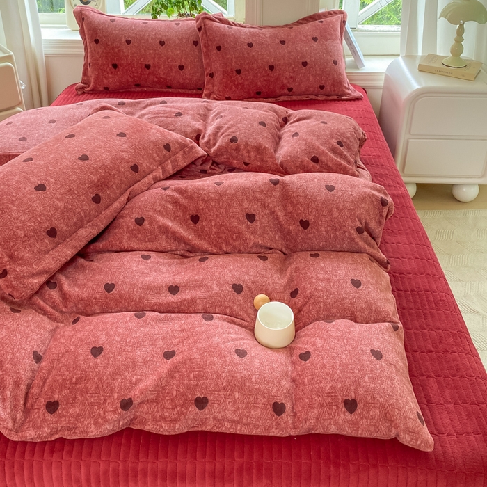 91家纺网 家纺一手货源 找家纺 梦可莱家居 2025冬新款牛奶绒加厚保暖花边床盖四件套系列简单款 红心AA