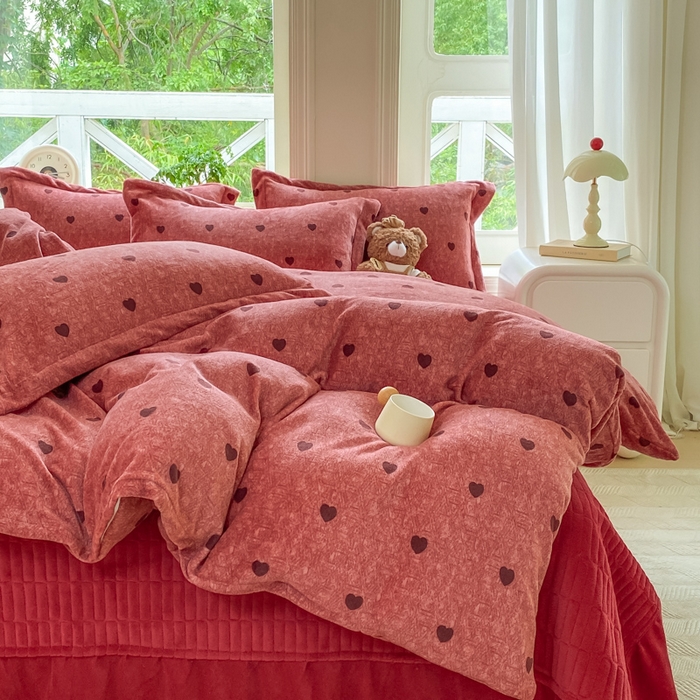 91家纺网 家纺一手货源 找家纺 梦可莱家居 2025冬新款牛奶绒加厚保暖花边床盖四件套系列简单款 红心AA