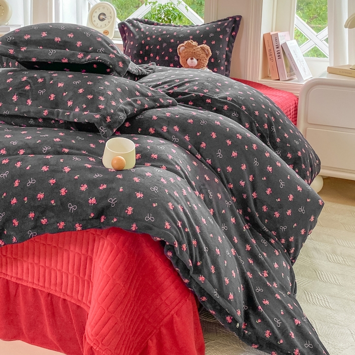 91家纺网 家纺一手货源 找家纺 梦可莱家居 2025冬新款牛奶绒加厚保暖花边床盖四件套系列简单款 满情AA