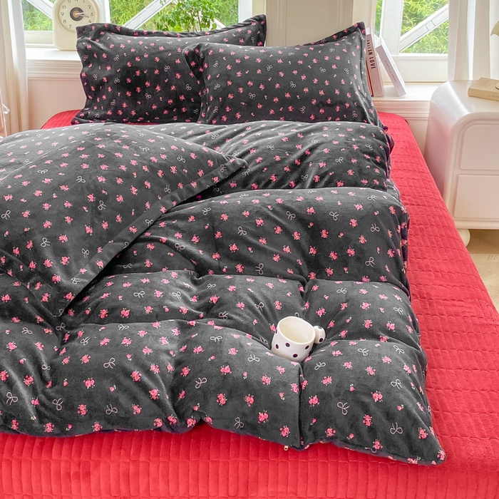 91家纺网 家纺一手货源 找家纺 梦可莱家居 2025冬新款牛奶绒加厚保暖花边床盖四件套系列简单款 满情AA