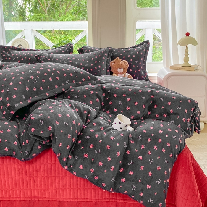 91家纺网 家纺一手货源 找家纺 梦可莱家居 2025冬新款牛奶绒加厚保暖花边床盖四件套系列简单款 满情AA