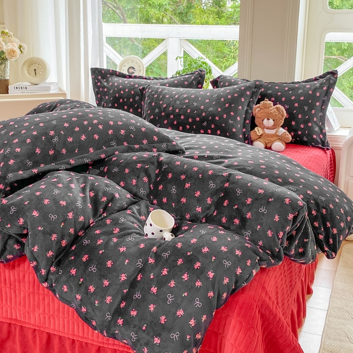 91家纺网 家纺一手货源 找家纺 梦可莱家居 2025冬新款牛奶绒加厚保暖花边床盖四件套系列简单款 满情AA