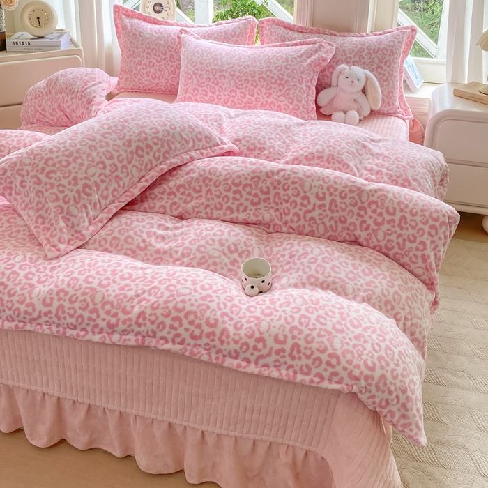 梦可莱家居 2025冬新款牛奶绒加厚保暖花边床盖四件套系列简单款 猫咪豹纹粉