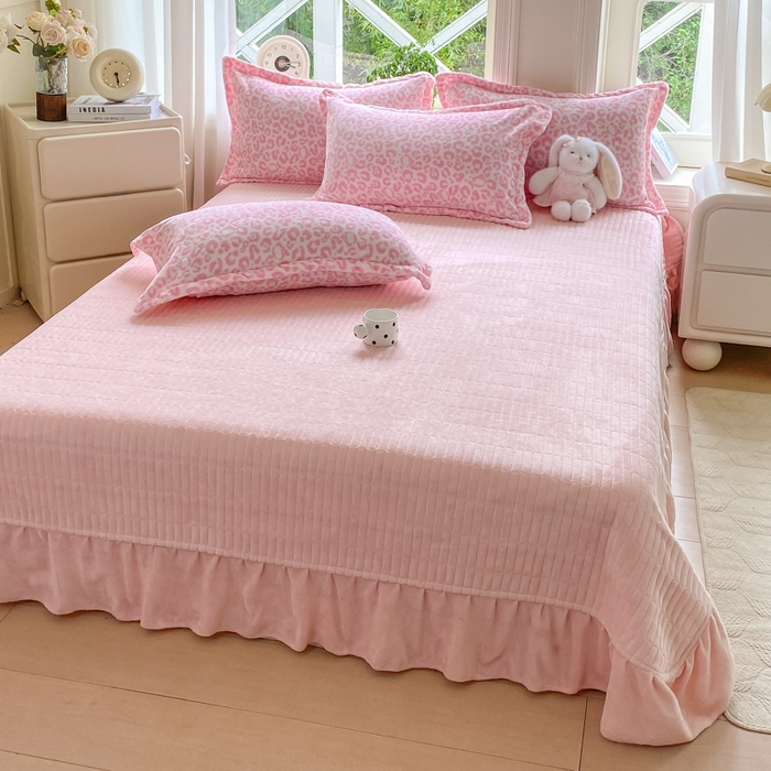 91家纺网 家纺一手货源 找家纺 梦可莱家居 2025冬新款牛奶绒加厚保暖花边床盖四件套系列简单款 猫咪豹纹粉