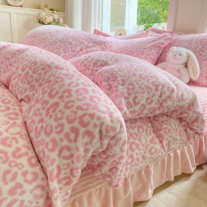91家纺网 家纺一手货源 找家纺 梦可莱家居 2025冬新款牛奶绒加厚保暖花边床盖四件套系列简单款 猫咪豹纹粉