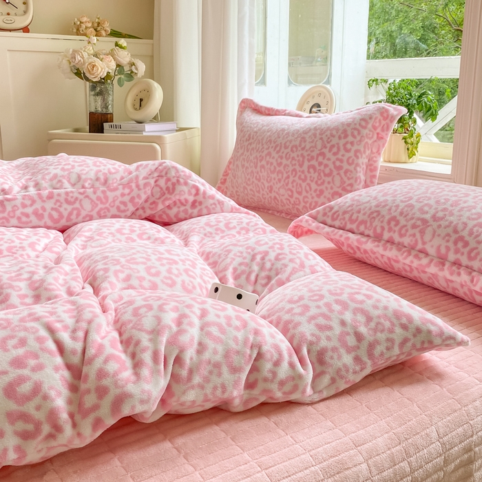 91家纺网 家纺一手货源 找家纺 梦可莱家居 2025冬新款牛奶绒加厚保暖花边床盖四件套系列简单款 猫咪豹纹粉