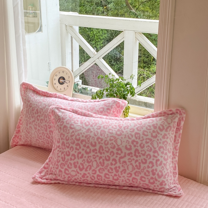 91家纺网 家纺一手货源 找家纺 梦可莱家居 2025冬新款牛奶绒加厚保暖花边床盖四件套系列简单款 猫咪豹纹粉