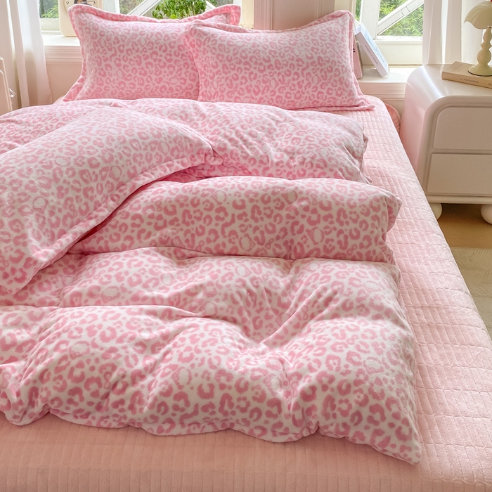 91家纺网 家纺一手货源 找家纺 梦可莱家居 2025冬新款牛奶绒加厚保暖花边床盖四件套系列简单款 猫咪豹纹粉