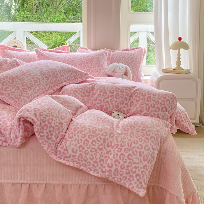 91家纺网 家纺一手货源 找家纺 梦可莱家居 2025冬新款牛奶绒加厚保暖花边床盖四件套系列简单款 猫咪豹纹粉