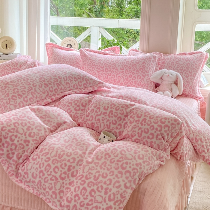 91家纺网 家纺一手货源 找家纺 梦可莱家居 2025冬新款牛奶绒加厚保暖花边床盖四件套系列简单款 猫咪豹纹粉