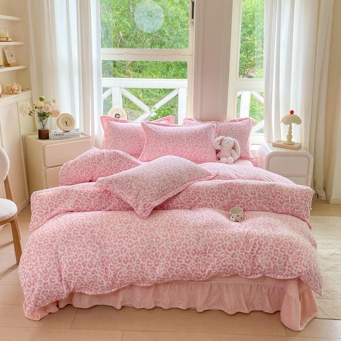 91家纺网 家纺一手货源 找家纺 梦可莱家居 2025冬新款牛奶绒加厚保暖花边床盖四件套系列简单款 猫咪豹纹粉