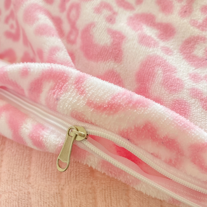 91家纺网 家纺一手货源 找家纺 梦可莱家居 2025冬新款牛奶绒加厚保暖花边床盖四件套系列简单款 猫咪豹纹粉