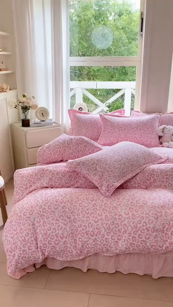 91家纺网 家纺一手货源 找家纺 梦可莱家居 2025冬新款牛奶绒加厚保暖花边床盖四件套系列简单款 猫咪豹纹粉