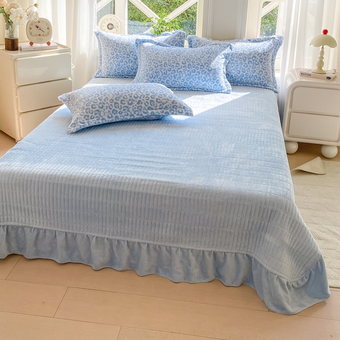 91家纺网 家纺一手货源 找家纺 梦可莱家居 2025冬新款牛奶绒加厚保暖花边床盖四件套系列简单款 猫咪豹纹兰