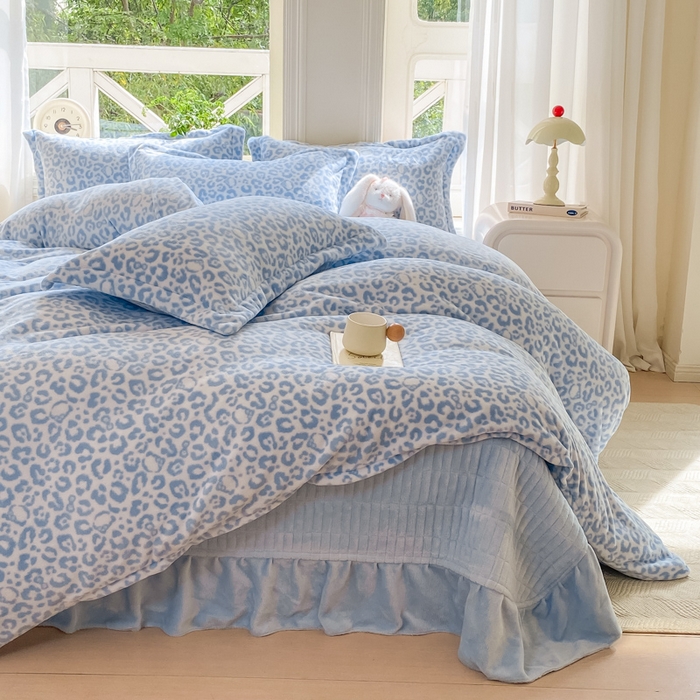 91家纺网 家纺一手货源 找家纺 梦可莱家居 2025冬新款牛奶绒加厚保暖花边床盖四件套系列简单款 猫咪豹纹兰