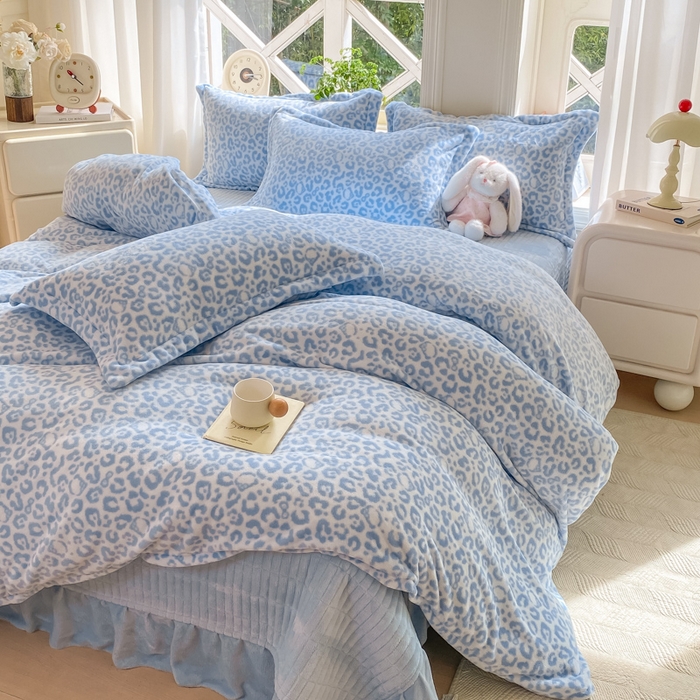 91家纺网 家纺一手货源 找家纺 梦可莱家居 2025冬新款牛奶绒加厚保暖花边床盖四件套系列简单款 猫咪豹纹兰