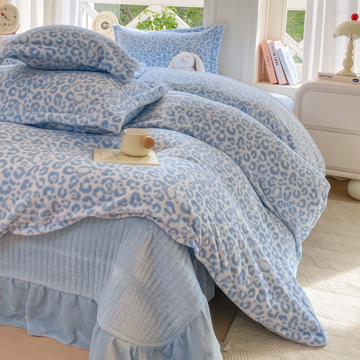 91家纺网 家纺一手货源 找家纺 梦可莱家居 2025冬新款牛奶绒加厚保暖花边床盖四件套系列简单款 猫咪豹纹兰