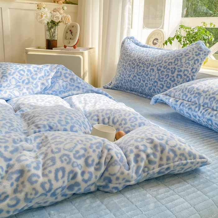 91家纺网 家纺一手货源 找家纺 梦可莱家居 2025冬新款牛奶绒加厚保暖花边床盖四件套系列简单款 猫咪豹纹兰