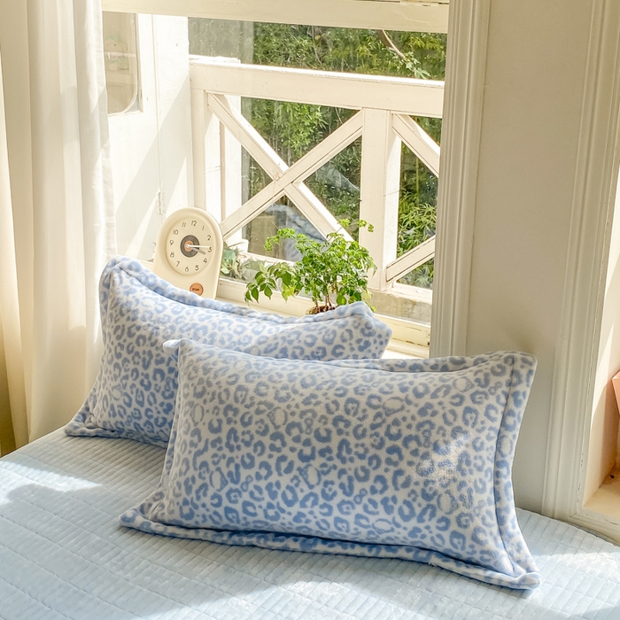 91家纺网 家纺一手货源 找家纺 梦可莱家居 2025冬新款牛奶绒加厚保暖花边床盖四件套系列简单款 猫咪豹纹兰