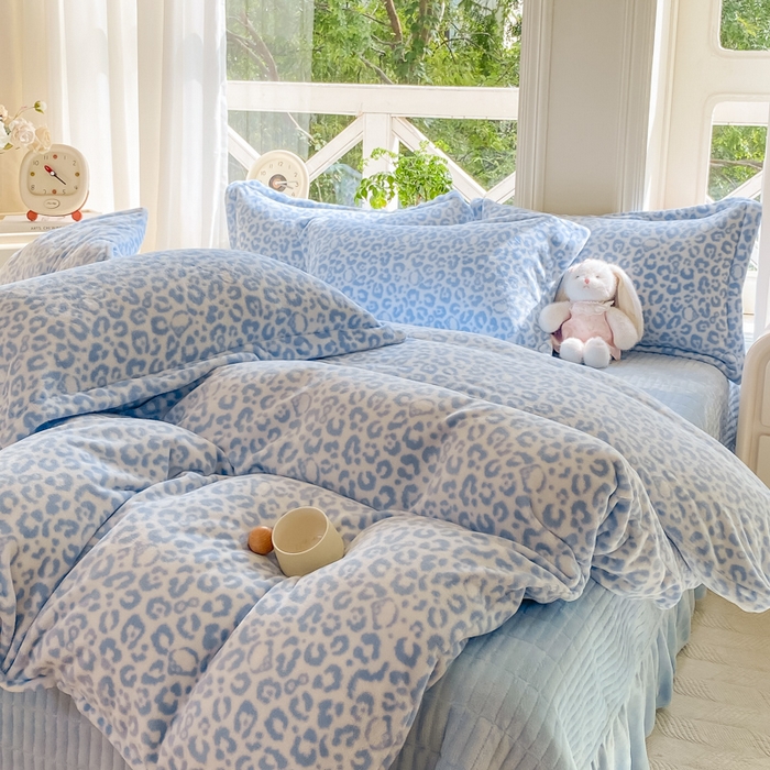 91家纺网 家纺一手货源 找家纺 梦可莱家居 2025冬新款牛奶绒加厚保暖花边床盖四件套系列简单款 猫咪豹纹兰