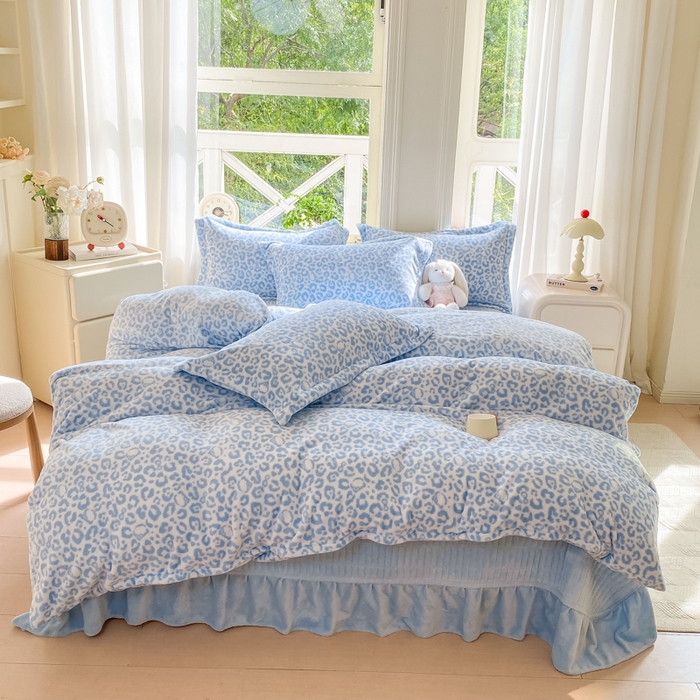 91家纺网 家纺一手货源 找家纺 梦可莱家居 2025冬新款牛奶绒加厚保暖花边床盖四件套系列简单款 猫咪豹纹兰