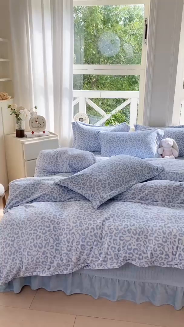 91家纺网 家纺一手货源 找家纺 梦可莱家居 2025冬新款牛奶绒加厚保暖花边床盖四件套系列简单款 猫咪豹纹兰
