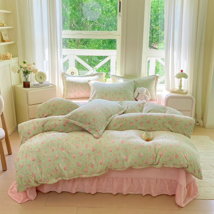 91家纺网 家纺一手货源 找家纺 梦可莱家居 2025冬新款牛奶绒加厚保暖花边床盖四件套系列简单款 梦情