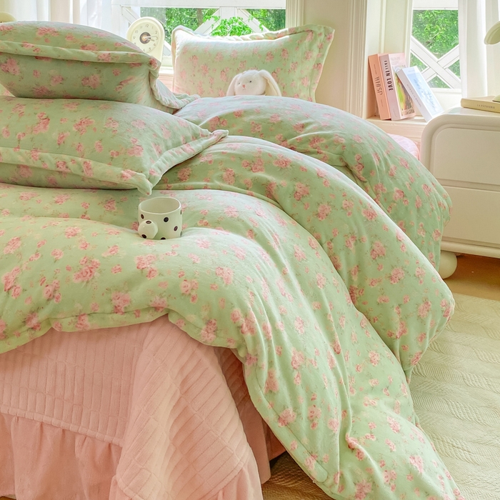 91家纺网 家纺一手货源 找家纺 梦可莱家居 2025冬新款牛奶绒加厚保暖花边床盖四件套系列简单款 梦情