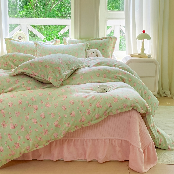 91家纺网 家纺一手货源 找家纺 梦可莱家居 2025冬新款牛奶绒加厚保暖花边床盖四件套系列简单款 梦情