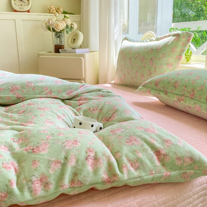 91家纺网 家纺一手货源 找家纺 梦可莱家居 2025冬新款牛奶绒加厚保暖花边床盖四件套系列简单款 梦情