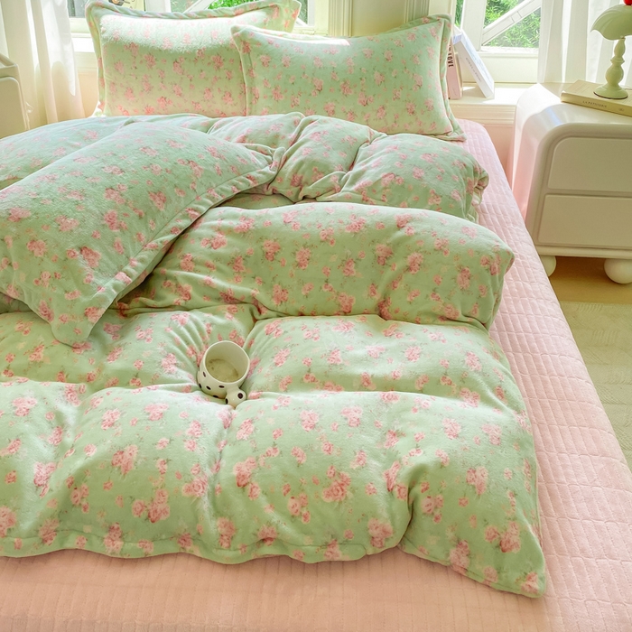 91家纺网 家纺一手货源 找家纺 梦可莱家居 2025冬新款牛奶绒加厚保暖花边床盖四件套系列简单款 梦情