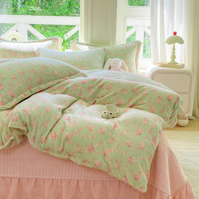 91家纺网 家纺一手货源 找家纺 梦可莱家居 2025冬新款牛奶绒加厚保暖花边床盖四件套系列简单款 梦情