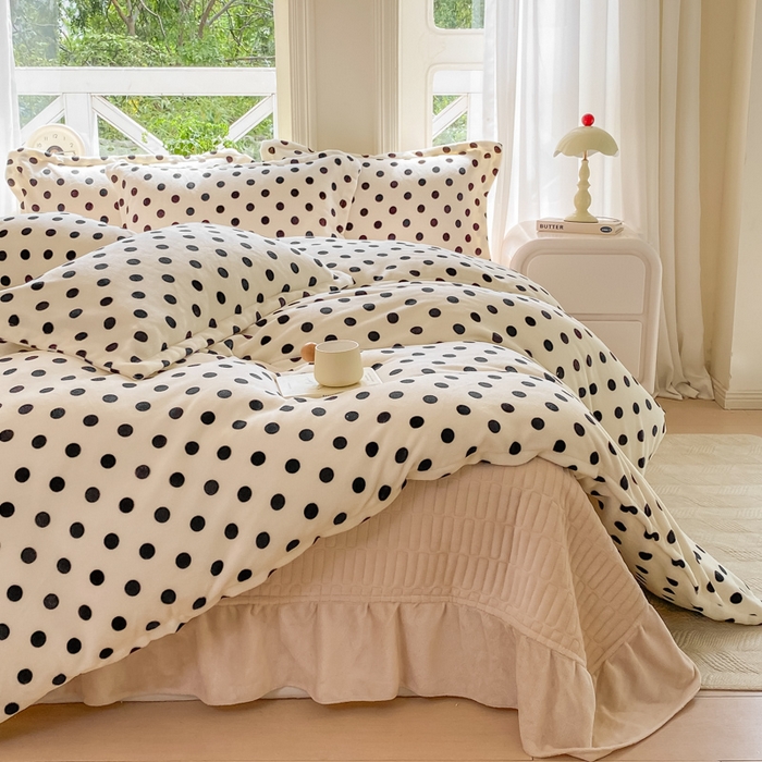 91家纺网 家纺一手货源 找家纺 梦可莱家居 2025冬新款牛奶绒加厚保暖花边床盖四件套系列简单款 米色圆点