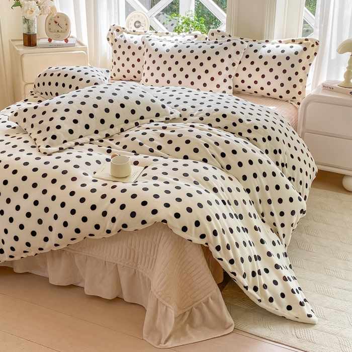 91家纺网 家纺一手货源 找家纺 梦可莱家居 2025冬新款牛奶绒加厚保暖花边床盖四件套系列简单款 米色圆点
