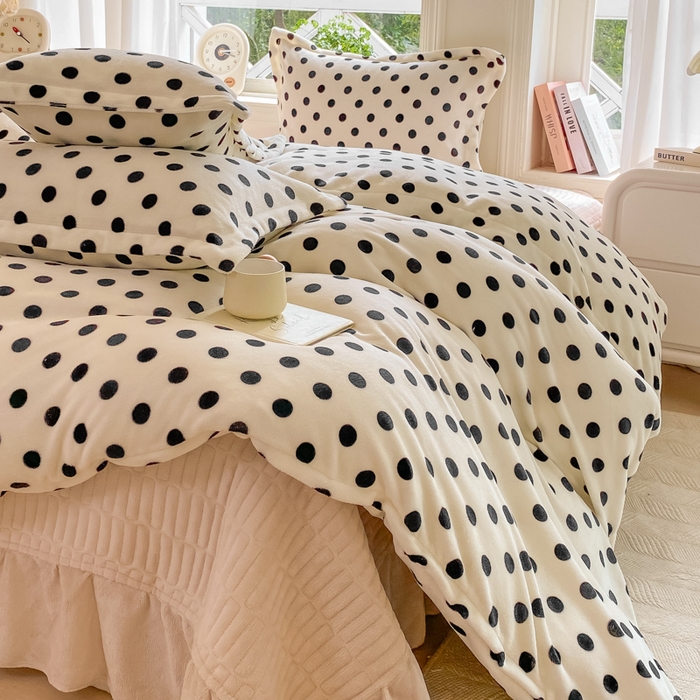 91家纺网 家纺一手货源 找家纺 梦可莱家居 2025冬新款牛奶绒加厚保暖花边床盖四件套系列简单款 米色圆点
