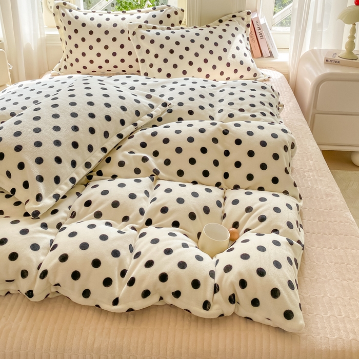 91家纺网 家纺一手货源 找家纺 梦可莱家居 2025冬新款牛奶绒加厚保暖花边床盖四件套系列简单款 米色圆点