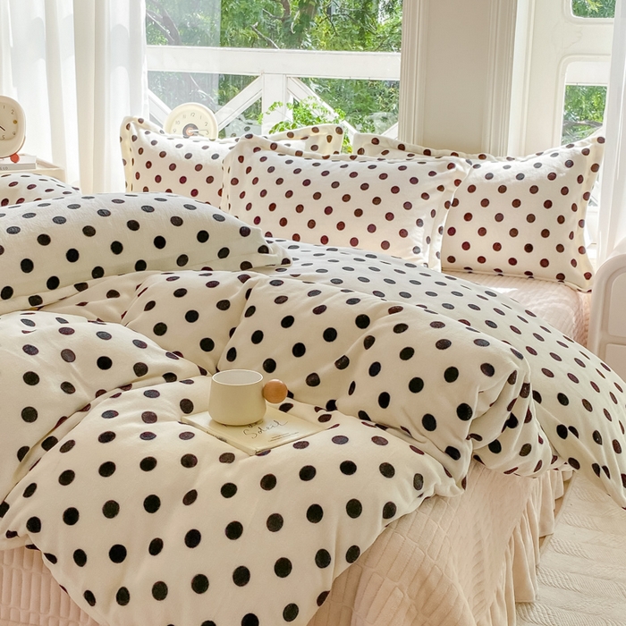 91家纺网 家纺一手货源 找家纺 梦可莱家居 2025冬新款牛奶绒加厚保暖花边床盖四件套系列简单款 米色圆点