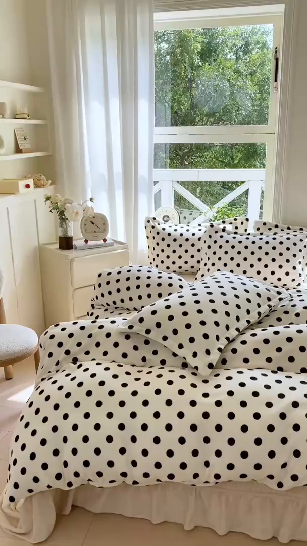 91家纺网 家纺一手货源 找家纺 梦可莱家居 2025冬新款牛奶绒加厚保暖花边床盖四件套系列简单款 米色圆点