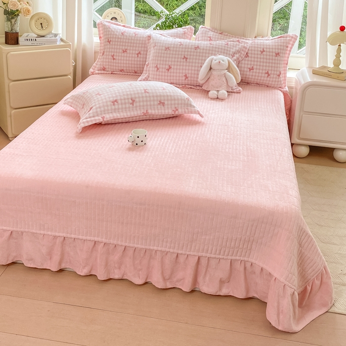 91家纺网 家纺一手货源 找家纺 梦可莱家居 2025冬新款牛奶绒加厚保暖花边床盖四件套系列简单款 双拼蝴蝶粉