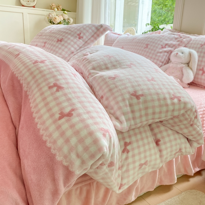 91家纺网 家纺一手货源 找家纺 梦可莱家居 2025冬新款牛奶绒加厚保暖花边床盖四件套系列简单款 双拼蝴蝶粉