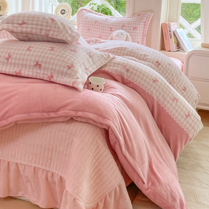 91家纺网 家纺一手货源 找家纺 梦可莱家居 2025冬新款牛奶绒加厚保暖花边床盖四件套系列简单款 双拼蝴蝶粉