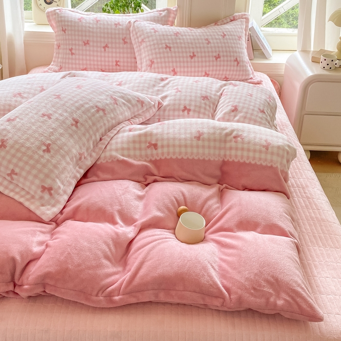 91家纺网 家纺一手货源 找家纺 梦可莱家居 2025冬新款牛奶绒加厚保暖花边床盖四件套系列简单款 双拼蝴蝶粉