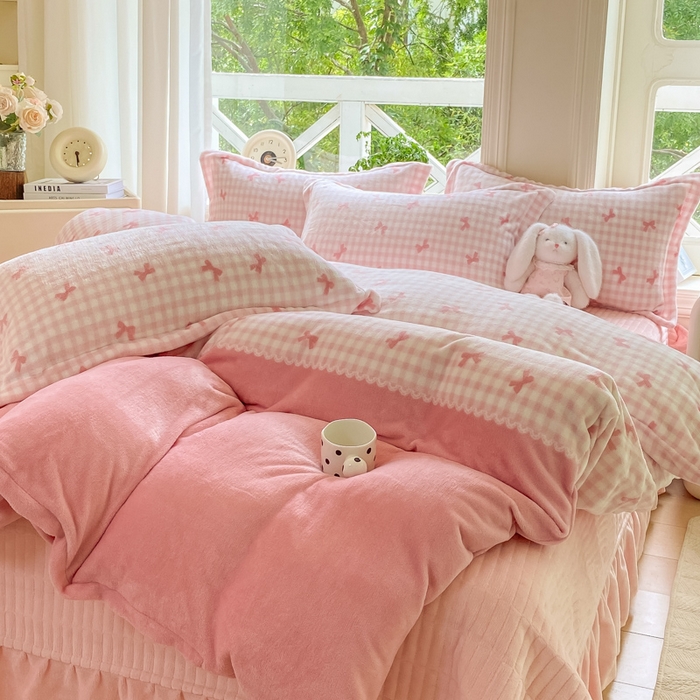 91家纺网 家纺一手货源 找家纺 梦可莱家居 2025冬新款牛奶绒加厚保暖花边床盖四件套系列简单款 双拼蝴蝶粉